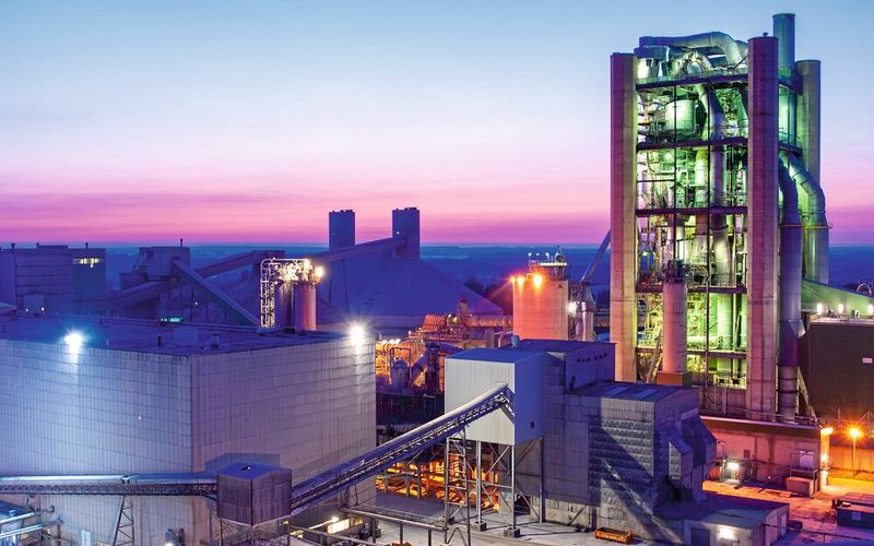 Beim Oxyfuel-Verfahren im Zementofen entsteht hochreines CO2, das abgeschieden und anschließend zu Methanol verarbeitet oder als Grundstoff für die chemische Industrie aufbereitet wird. (Bild: Holcim )