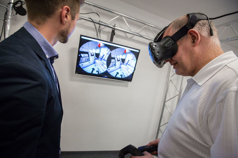 Miele hat ein digitales Abbild seines Professional Sterilisators erstellt. Mit VR bewegt der Nutzer sich durch die komplette Anlage, vollzieht Prozesse und Zusammenhänge nach. (David Gense)