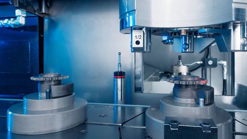 Parts are transported via an O-Automation system. Loading and unloading of the VL 100 GT is based on the pick-up principle. Also shown in the image: the measuring probe. (Source:  Emag)