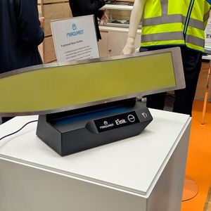 Die funktionale Dekor-Oberfläche, die Marquardt und E Ink zusammen erarbeitet haben, kombiniert ein Nutzer-zentriertes Design mit neuen Materialien. (Bild:  Stefanie Eckardt)