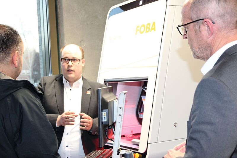Foba-Mitarbeiter erklären die Anwendung des Lasermarkiersystems M2000-P im IFC Tuttlingen. (Foba)
