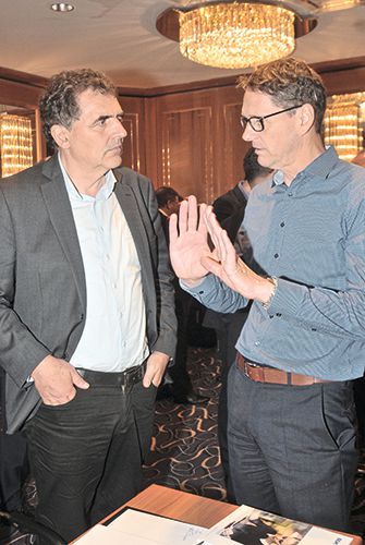 Gespräch am Rande: (v. li.) Martin Rumpff (Geschäftsführer Kfz-Gewerbe Hamburg) und Joachim Kuhn (Geschäftsführer Kfz-Gewerbe Hessen).  (Bild: Zietz / »kfz-betrieb)