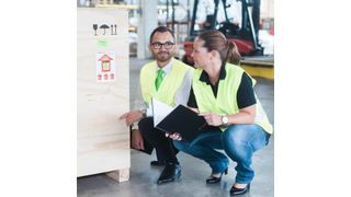 Die Logwin-Mitarbeiter Manuel Gramann, Sales Manager, und Melitta Freil, Luftfracht Import Sachbearbeitung, prüfen, ob die Verpackung den Sicherheitsanforderungen entspricht. (Bild: Logwin)