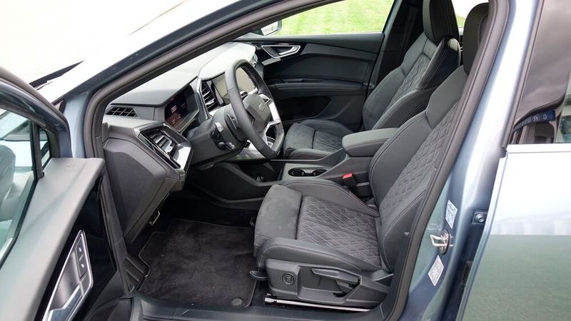 4. Der Fahrerplatz: Die sehr bequemen Vordersitze gehören zum Innenraumpaket S-Line zu 3.140 Euro Aufpreis. Eine elektrische Verstellung besitzen sie aber nicht. (Bild: Rosenow – »kfz-betrieb«)