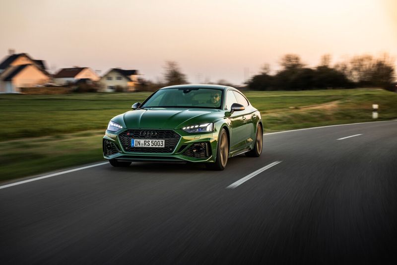 Es bleibt beim 2,9 Liter großen V6-Turbo mit 450 PS und 600 Nm. Gegen Aufpreis kann das Spitzentempo auf 280 km/h angehoben werden. (Bild: Audi)