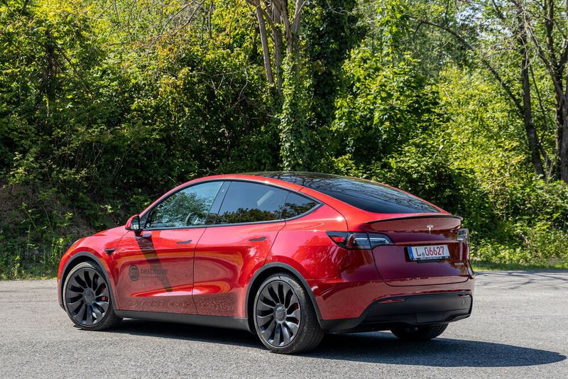 Bei zwei Motoren mit zusammen angeblich 450 PS – genaues verrät Tesla wie üblich nicht - ist es egal, ob das Auto jetzt ein, zwei Zentner mehr oder weniger wiegt... (SP-X/Frank Ratering)