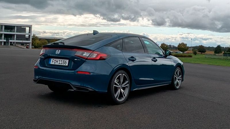 10. Das Fahrgefühl: Von seinem früheren sportlichen Image hat sich Honda komplett verabschiedet. Der Civic ist ein sehr ausgewogenes Fahrzeug, das eher auf Komfort getrimmt ist und dessen Antrieb vor allem bei zurückhaltender Fahrweise brilliert. Immerhin vermitteln die präzise Lenkung und das gut, aber nicht zu weich gedämpfte Fahrwerk ein sicheres Fahrgefühl.  (Bild: Mauritz – VCG)