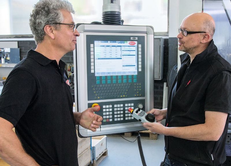 Castro-Geschäftsführer Udo Massari (l.), und Peter Böckstiegel, Geschäftsführer von Böckstiegel Automation, am für den Einsatz an Werkzeugmaschinen konzipierten Control Panel CP6942. (Beckhoff)