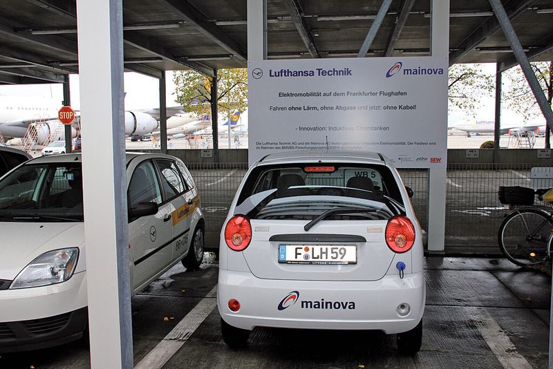 Dieser Citysax wird zurzeit auf dem Gelände des Frankfurter Flughafens als Wartungsfahrzeug  – hauptsächlich zur Personenbeförderung – gestestet. Das Nachladen erfolgt induktiv, ohne Stecker. (Bild: Schäfer)