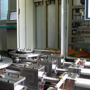 Flex-Form ist eine neue Lösung von Data M für Walzprofilierer; das System besteht aus der Bewegungseinheit sowie der Steurung.