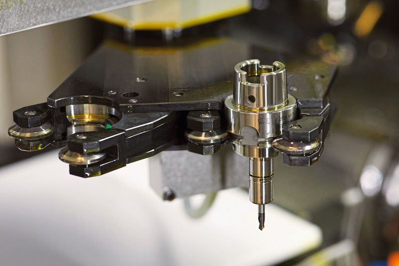 Die Mehrfachgreifeinrichtung auf der Gegenstation senkt die Nebenzeiten extrem.  (Bild: Starrag/Ralf Baumgarten)