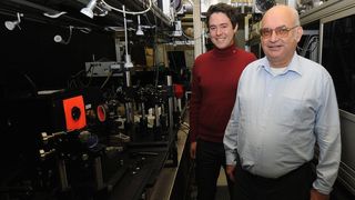 Am Atlas-Lasersystem im Max-Planck Institut für Quantenoptik (Garching) werden Prof. Habs und Andreas Henig die ersten Bestrahlungsexperimente an Zellen durchführen.  (Bild: Thorsten Näser, MPG)