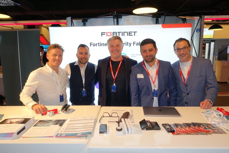 Mega motiviertes Team sind (v. l.) Carsten Stöcker, (Fortinet), Markus Prezioso, (Nuvias), Tom Nemitz, Baris Ayar und Frank Barthel, (Fortinet). (Bild: IT-BUSINESS)