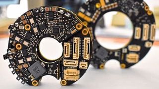 Mit ihrer kreisrunden Form und Hohlwellendurchmessern von 20 bis 40 mm eignen sich die Servoantriebe für vollintegrierte Achsen, die vor allem bei Cobots zum Einsatz kommen. (Synapticon)