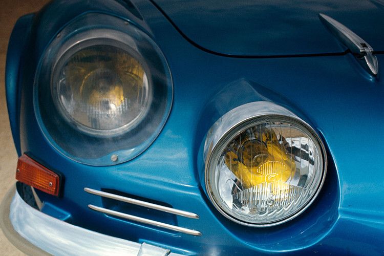 Die gelben Scheinwerfer des Originals finden sich auch im Prototypen des Jahres 2012 wieder: ... (Renault)