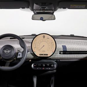 Innen gibt es weiterhin das runde Display als typisches Mini-Merkmal.(Bild:  Mini)