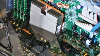 Tauchbäder sind eine Form der direkten Serverkühlung. Zwei-Phasen-Direct-to-Chip-Flüssigkeitskühlung eine weitere.  (Bild:  Green Revolution Cooling)