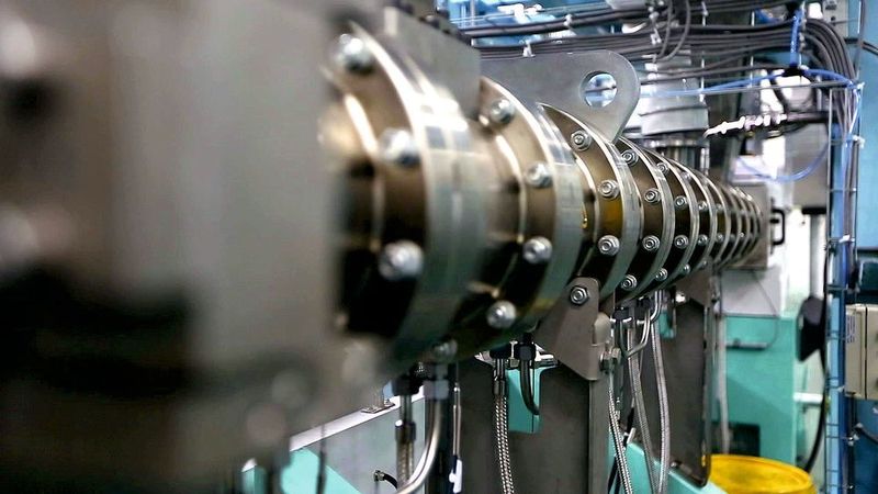 In dem Zweiwellenextruder werden mehrere Schritte, wie Mischen, Dispergieren und Entgasen in einem Aggregat vereint. (Bühler)