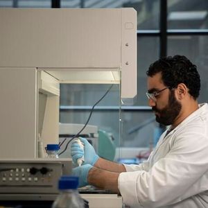Die Arbeit mit der Hefe erfolgt unter sterilen Laborbedingungen.(Bild:  Eurac Research, Andrea De Giovanni)
