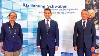 Die Führung der Innung Schwaben: (v.l.) Stellvertretende Obermeisterin Gabriele Brunnhuber, 	Obermeister Alois Huber und sein anderer Stellvertreter Karlheinz Lehner. (Zietz/»kfz-betrieb«)