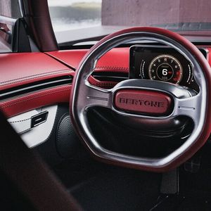 ertone setzt auf Reduktion statt Bildschirmflut: Ein zentral platzierter digitaler Drehzahlmesser, ein nautischer Kompass, freiliegende Mechanik und ein klassischer Kulissenschalthebel prägen das Ambiente.(Bild:  Bertone)