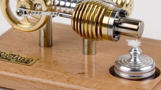 Ein klassischer liegender Stirlingmotor. Der „In-Line Runner“ ist der Einstieg in die faszinierende Welt der Böhm-Stirlingmotoren. (Bild: Böhm Stirling-Technik)