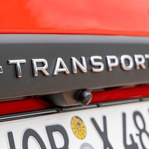 VW lässt den Transporter in vier BEV-Versionen mit 85 bis 210 kW Leistung und Heckantrieb vom Band laufen.(Bild:  VW)