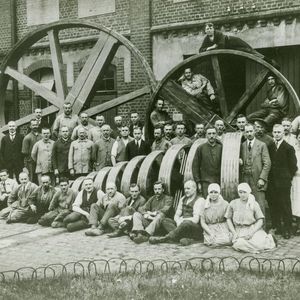 Mit der Fertigung von hölzernen Riemenscheiben fing zu Beginn des 20. Jahrhunderts Flenders Weg in die Antriebstechnik an.(Bild:  Flender)