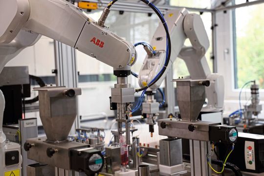 1 Einer der IRB 1200-Roboter übernimmt das Durchmischen der Proben. Die kreisenden Bewegungen durch den Roboter simulieren dabei den im manuellen Prozess eingesetzten Vortexer. 1 Einer der IRB 1200-Roboter übernimmt das Durchmischen der Proben. Die kreisenden Bewegungen durch den Roboter simulieren dabei den im manuellen Prozess eingesetzten Vortexer.