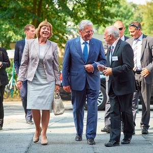Bundespräsident Joachim Gauck und seine Lebensgefährtin Daniela Schadt fahren am Donnerstag, den 1. September beim DZNE in Bonn vor.