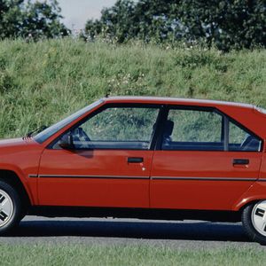 Der Radstand des Citroën BX beträgt  2,66m und damit stolze 10cm mehr als beim GSA. Und auch im Vergleich zu vielen direkten Konkurrenten der Mittelklasse auf einem recht hohen Niveau. Das sorgt für gute Platzverhältnisse und, zusammen mit der hydropneumatischen Federung für guten Komfort.(Bild:  Citroën/Stellantis)