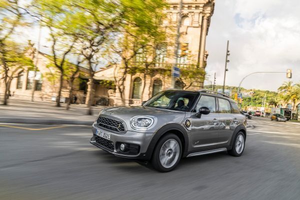 Der MINI Cooper S E Countryman ALL4 ist der erste Mini, bei dem ein Plug-in-Hybrid-Antrieb die Möglichkeit zu rein elektrischer und damit lokal emissionsfreier Mobilität eröffnet. (Mini)