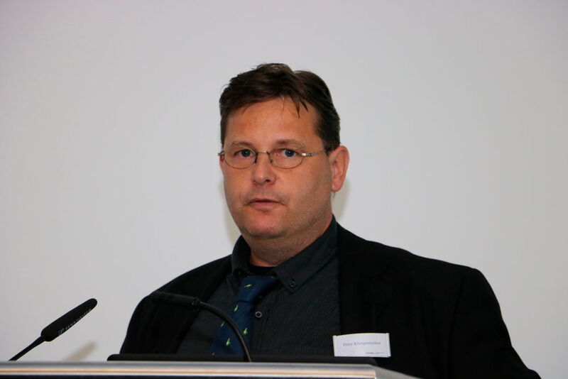 MM-Redakteur Peter Königsreuther hält die Laudatio in der Rubrik Werkzeugmaschinen. (Reinhold Schäfer)