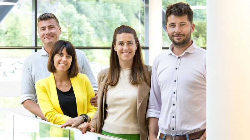 Die Geschäftsführung der zweiten Generation von Auto Pirnbacher freut sich über die Eröffnung des neuen Standorts in St. Johann im Pongau (v. l.): Peter und Eva Dicklberger sowie Kristina und Alexander Moldan. (Bild: Martin Böhm)