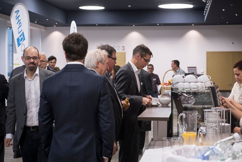 Der Kongress und die Tischmesse im Foyer boten einen angenehmen Rahmen für Gespräche und das Networking. (Thomas Entzeroth)