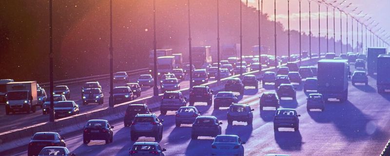 Stickoxide aus der Verfeuerung fossiler Brennstoffe etwa im Verkehr wirken auf unterschiedliche Weise auf das Klima. Unterm Strich haben sie einen kühlenden Effekt und wirken so der Erderwärmung entgegen.(Bild:  frei lizenziert, Aleksandr Popov / Unsplash)