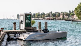 Das neue Schnellladesystem liefert eine Leistung von bis zu 300 Kilowatt bei einem oder 150 Kilowatt bei zwei gleichzeitig genutzten Ladepunkten.  (Bild: Porsche)