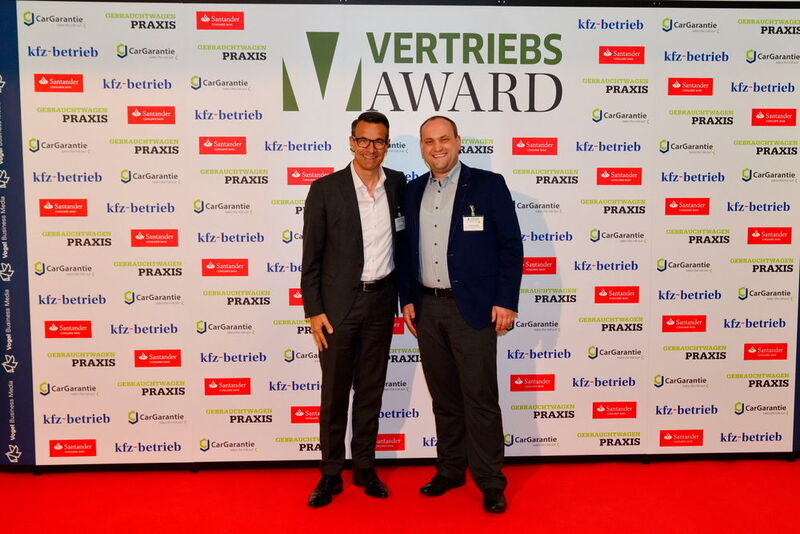 Hans Häcker (li.) und Tobias Hauser vom Autohaus Assenheimer+Mulfinger. (Vogel Business Media)