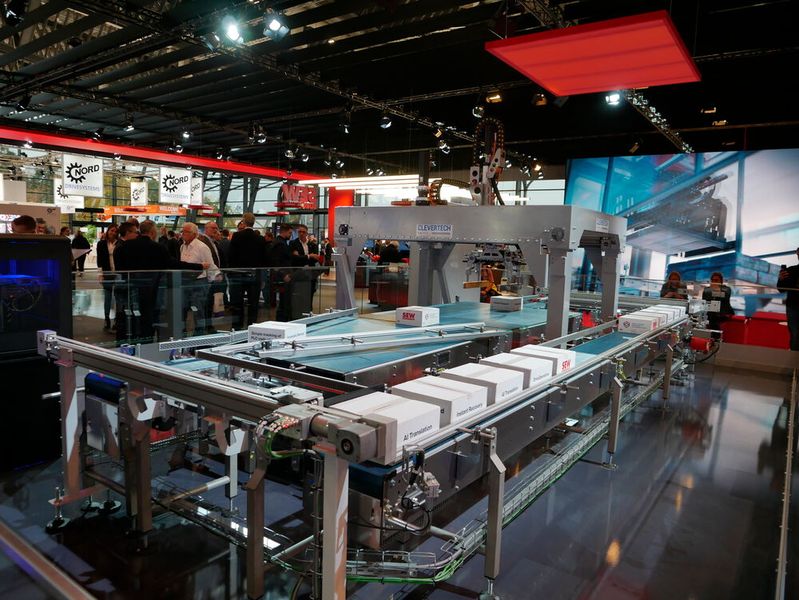 SEW hatte für die SPS wieder einen großen Demonstrator dabei, um die Digitalisierung der Fabrik anhand ihres Portfolios zu zeigen. Drive Operations erlaubt die Integration von Steuerungen und Komponenten.  (Bild: Sandro Kipar/VCG)