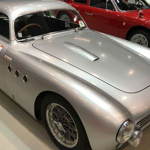 Formvollendeter Anfang: der Abarth 205 A mit Vignale-Karosserie auf Basis eines Cisitalia von 1949/50. Er war eine Weiterentwicklung des Abarth Cisitalia 204A, jedoch mit einem neuen Plattformchassis, bei dem noch immer der Motor und andere Komponenten des Fiat 1100 B/E verwendet wurden. Im Jahr 1950 wurden nur drei 205A fertiggestellt, 1953 wurde ein weiterer mit einer extravaganten Ghia-Karosserie gebaut. (Bild:  Abarth_Stellantis)
