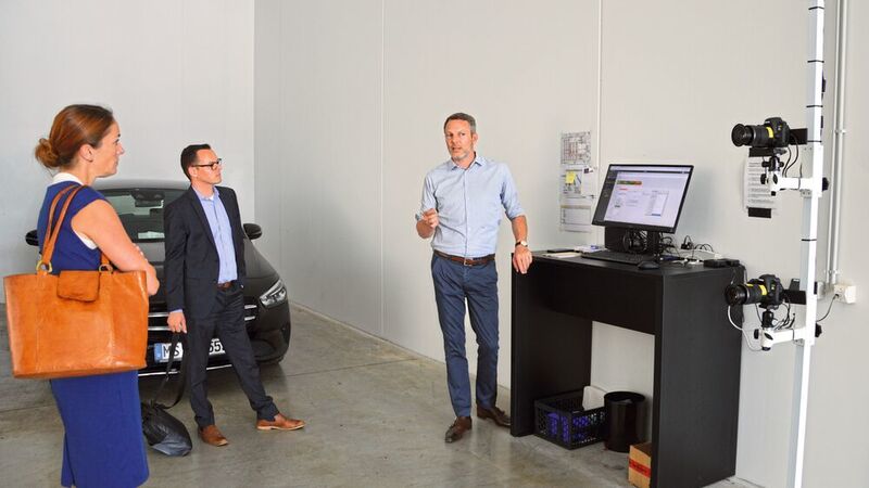 Beresa-Geschäftsführer Thomas Ulms führte die Jury des Digital Automotive Awards 2020 durch das Airport-Center, erläuterte vor allem aber auch die datengetriebene Strategie seines Unternehmens. (Achter/»kfz-betrieb«)