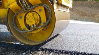 Investitionen statt Kürzungen für den Straßenbau, und zwar aus Abgaben, die Autofahrer an den Staat zahlen müssen: Das fordert die neue Verbändeallianz um dem ZDK unter dem Titel „Straße für Straße“. (Bild: frei lizenziert)