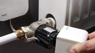 Die Pumpenhersteller entdecken zunehmend das Energiesparpotenzial von Kleinpumpen für sich. Ein Beispiel ist die Heizkörperpumpe Geniax, die direkt am Radiator installiert wird.Bild Wilo (Archiv: Vogel Business Media)