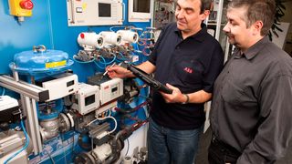 Ferne Zukunft oder schon jetzt Realität? Der total vernetzte Servicetechniker. Ausgestattet mit modernster Informations- und Kommunikationstechnik stehen dem Servicemitarbeiter zu jeder Zeit an jedem Ort kontextabhängig die aktuell benötigten Informationen zur Verfügung.   Bild: ABB (Archiv: Vogel Business Media)