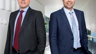 Dr. Thomas May, ifm Geschäftsführer (links) und Dr. Bernd Buxbaum Geschäftsführer der pmdtechnologies. (Bild: ifm electronic)