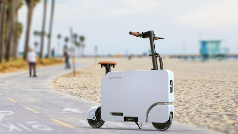 Der Motocompacto von Honda ist ein kleiner E-Scooter mit Sitz und Fußrasten.