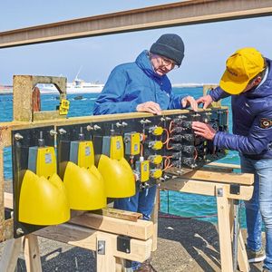Hier werden Fußschalter für den einjährigen Praxis-Korrosionstest am IFAM-Prüfstand vorbereitet.(Bild:  Steute Technologies)