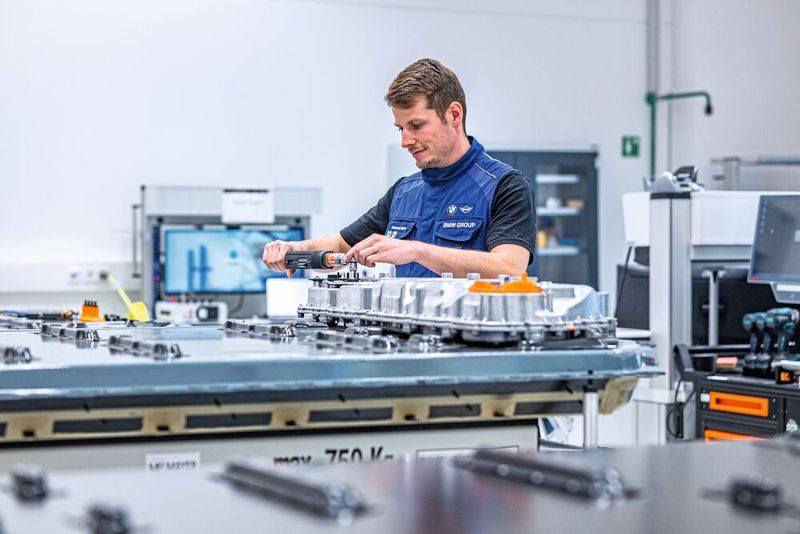 Montage der Hochvoltbatterien im BMW Group Werk Irlbach-Straßkirchen. (Bild: Armin Weigel)