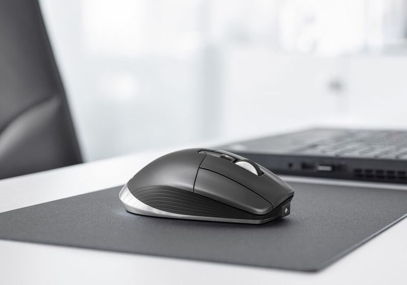 Ergonomisches Design: Die geneigte Oberfläche des 3d-Eingabegeräts sowie die großzügige Daumenauflage fördern eine natürlichere und komfortablere Handposition, bei der das Handgelenk weder auf dem Karpaltunnel aufliegt noch die Durchblutung gestört wird.  (Kai Arndt)
