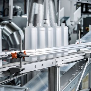 Alpla uses the extrusion blow moulding (EBM) process to manufacture innovative plastic packaging for various sectors in the FMCG market.(Source:  Alpla)